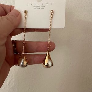 NWOT gold and Pearl drop earrings